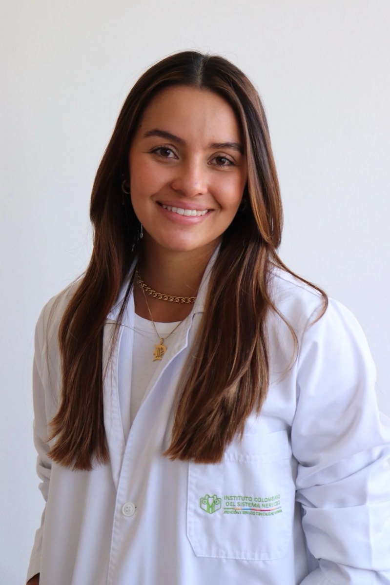 Dra. Daniela Aldas, psiquiatra infantil y del adolescente, sonriendo con bata blanca